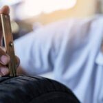 Inspector de la ITV midiendo la profundidad del dibujo del neumático