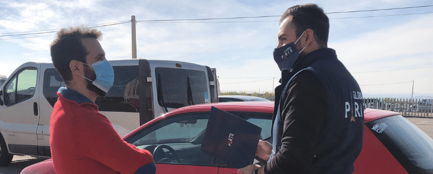 Un tasador de Desguace París realizando una tasación a un cliente