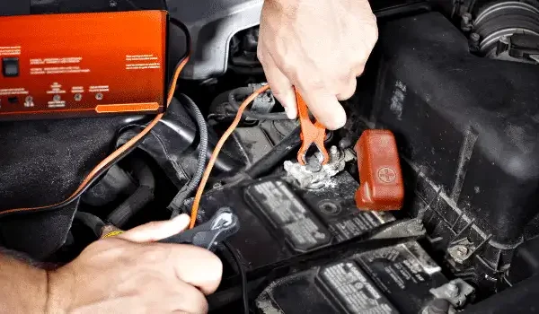 Cómo alargar la vida de la batería del coche